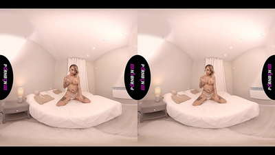 PORNBCN VR Érett spanyol MILF maszturbál és szopja a farkadat POV-ban, miközben dohányzik és kiveri a lábával